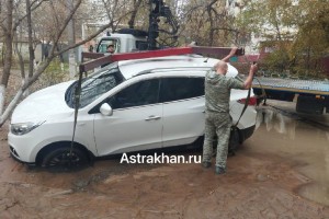 В Астрахани автомобиль чуть не ушел под землю из-за разлива канализации