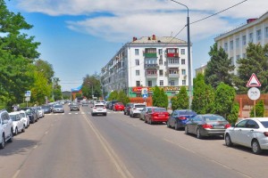 Астраханцам запретили парковаться возле АГУ на улице Татищева