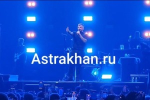 Баста на концерте в&#160;Астрахани устроил гендерпати для поклонницы