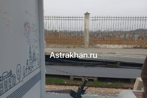 Невеселый пейзаж кладбища в Астрахани дополнила разбитая остановка