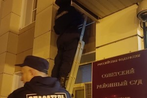 В Астрахани отважные спасатели вытащили котенка из стены здания суда