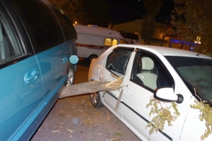 В Астрахани в результате в результате наезда на стоящий автомобиль и дерево пострадал водитель иномарки