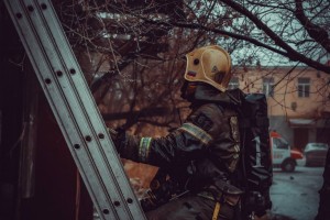 В Астрахани на пожаре пострадал мужчина