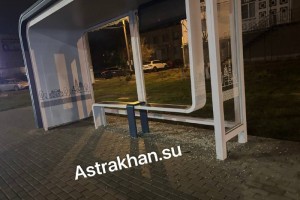 Еще две разбитых остановки подпортили настроение астраханцев