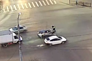В Астрахани на «известном» перекрестке чуть не сбили инспектора ДПС