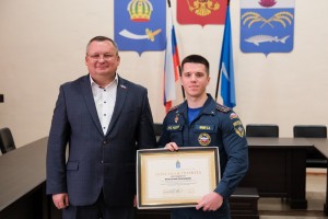 Игорь Мартынов вручил награды отличившимся волонтерам за помощь бойцам СВО