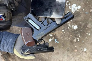 Астраханских дебоширов с пистолетом задержала полиция