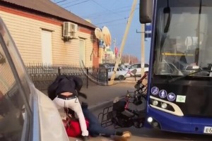 Астраханцы подрались из-за попытки провезти мопед в автобусе