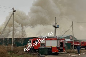 В Астрахани вспыхнул сильный пожар на территории кондитерского цеха