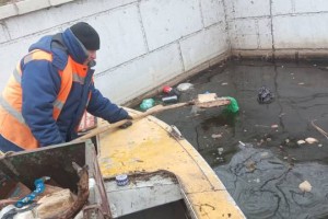 Из астраханских каналов достали строительные паллеты и ведра