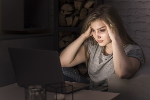 Астраханский ментор не успел распаковать личность и лишился денег