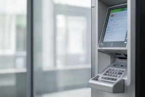 Сбер запустил пилот сервиса «Плати частями» на биометрических терминалах Банка