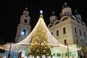 Застройщики — городу: главную новогоднюю елку Астрахани помогла установить «Искра»