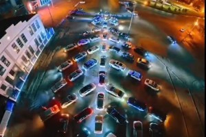 Астраханцы выстроили елку из автомобилей