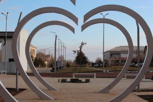 В Астраханской области появился новый современный сквер рядом с храмом