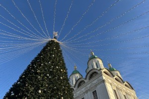 Астраханцев приглашают на ежедневные хороводы и концерты вокруг елки в Кремле