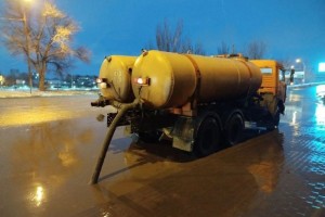 В Астрахани коммунальщики делают все, чтобы город не превратился в каток