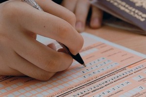 Для российских школьников изменили минимальные баллы ЕГЭ