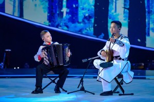 Юный астраханец аккомпанировал Пелагее на конкурсе «Синяя птица»