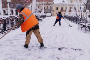 В Астрахани дороги обрабатывают противогололедной смесью