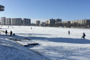 В Астрахани спасатели сняли с опасного льда местных жителей