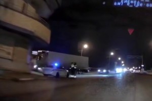 В Астрахани по Старому мосту снова проехался большегруз