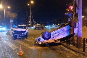 В Астрахани в результате ДТП перевернулся автомобиль