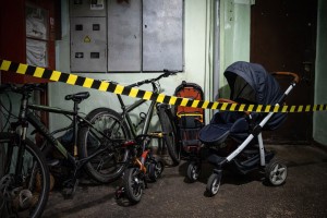 Астраханцам напомнили о штрафах за хранение санок и велосипедов в подъездах