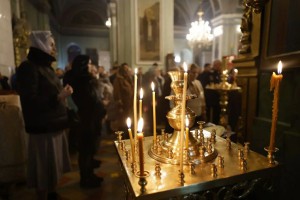 Астраханцев призывают не оставлять без присмотра зажженные свечи и лампады