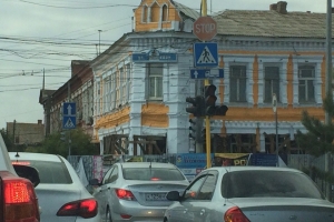В Астрахани ради декораций к саммиту окрасили даже разваливающийся дом
