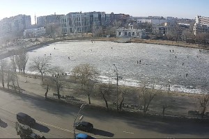 Температурные качели в Астрахани делают лед на городских водоемах особенно опасным