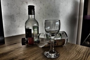 В Астрахани гость застолья отправил хозяйку квартиры на тот свет