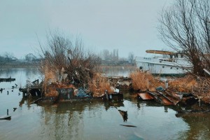 Экологи взяли пробы воды на месте затонувшего судна в Астрахани