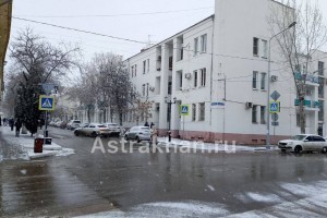 В Астрахани эвакуируют автомобили, припаркованные по правилам: в чем дело?