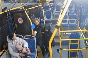Почти «Один дома»: в Астрахани в автобусе забыли ребенка