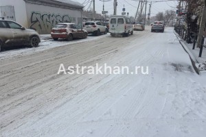 На дорогах коллапс: Астрахань вновь оказалась не готова к снегопаду