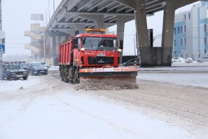 Коммунальные службы Астрахани вышли на улицы с первых часов снегопада