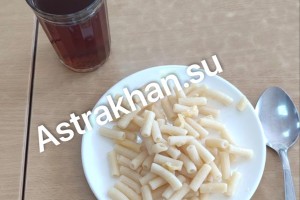 Пустые макароны против мясного плова: все ли так однозначно с питанием школьников в Астрахани за «копейки»