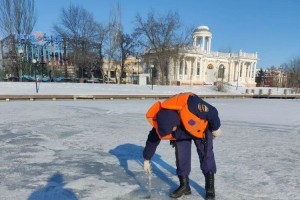 Несмотря на мороз, спасатели запрещают астраханцам выходить на лед