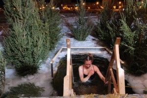 В Астрахани более 1100 человек окунулись в крещенские купели