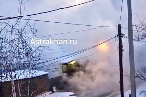 Астраханские морозы: из-под земли хлещет кипяток, а на дороге гололед
