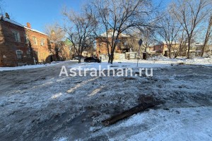 В центре Астрахани неизвестная течь сковала дорогу льдом