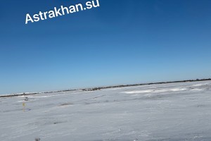 В Астраханской области машины и грузовые мотороллеры выезжают на лед