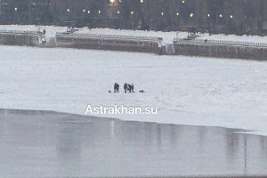 «Как дам по шее!» – в Астрахани рыбаки отказываются покидать опасный лед