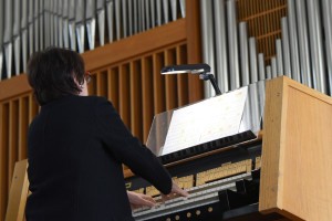 Астраханцев приглашают послушать дуэт органа и гуслей