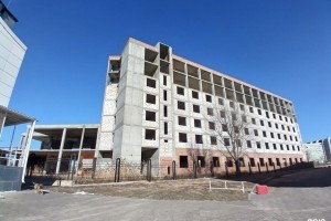 На улице Николая Островского в Астрахани не могут достроить гостиницу