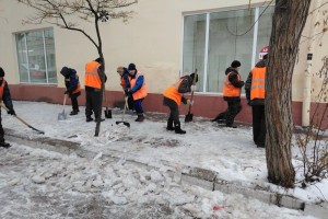 В Астрахани коммунальщики стали активнее чистить улицы от наледи