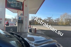 Стало известно, сколько литров бензина астраханцы смогут купить на среднюю зарплату по региону
