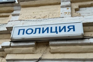 Астраханский полицейский избил мужчину ради явки с повинной