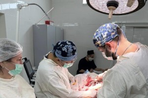 В Астрахани медики успешно провели операцию по спасению военнослужащего, получившего осколочное ранение в ходе СВО